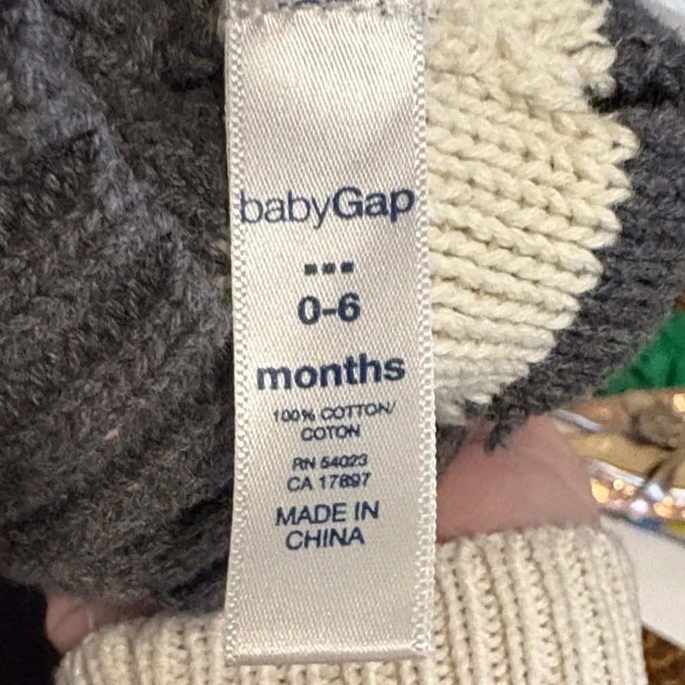 GAP Gray and Cream Kids Animal Knit Hat size 0-6 months super cute on!